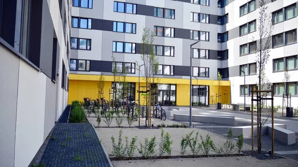 Varşova. Polonya. 23 Nisan 2020. Varşova öğrenci deposu binası. Burası Varşova 'da özel bir öğrenci yurdu.