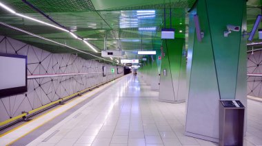 Varşova, Polonya. 26 Nisan 20.Varşova metro istasyonu Varşova Ksiecia Janusza. Boş metro istasyonunun görüntüsü