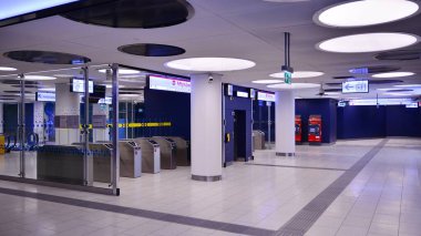 Varşova, Polonya. 26 Nisan 2020. Varşova metro istasyonu Varşova 'nın iç kısımları Mlynow. Boş metro istasyonunun görüntüsü
