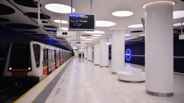 Varşova, Polonya. 26 Nisan 2020. Varşova metro istasyonu Varşova 'nın iç kısımları Mlynow. Boş metro istasyonunun görüntüsü