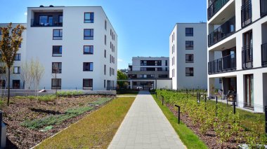 Varşova, Polonya. 27 Nisan 2020. Güneşli bir günde, Wilanow bölgesindeki modern apartmanda mavi gökyüzü. Modern bir apartman cephesi.