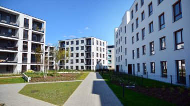 Varşova, Polonya. 27 Nisan 2020. Güneşli bir günde, Wilanow bölgesindeki modern apartmanda mavi gökyüzü. Modern bir apartman cephesi.