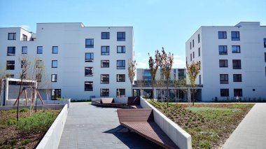 Varşova, Polonya. 27 Nisan 2020. Güneşli bir günde, Wilanow bölgesindeki modern apartmanda mavi gökyüzü. Modern bir apartman cephesi.