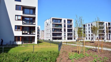 Varşova, Polonya. 27 Nisan 2020. Güneşli bir günde, Wilanow bölgesindeki modern apartmanda mavi gökyüzü. Modern bir apartman cephesi.