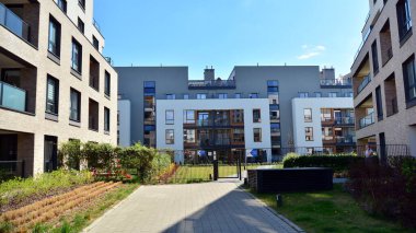 Varşova, Polonya. 27 Nisan 2020. Güneşli bir günde, Wilanow bölgesindeki modern apartmanda mavi gökyüzü. Modern bir apartman cephesi.