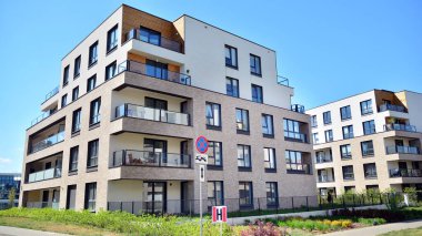 Varşova, Polonya. 27 Nisan 2020. Güneşli bir günde, Wilanow bölgesindeki modern apartmanda mavi gökyüzü. Modern bir apartman cephesi.