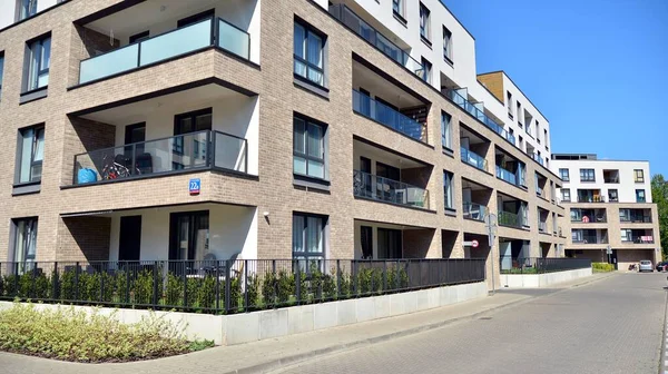 波兰华沙 April 2020 在阳光灿烂的日子里 威拉诺区的现代化公寓楼有蓝天 现代化公寓的立面 — 图库照片