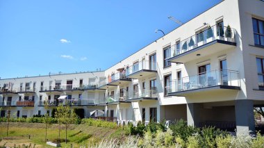 Varşova, Polonya. 27 Nisan 2020. Mokotow bölgesinde, güneşli bir günde mavi gökyüzü olan modern bir apartman. Modern bir apartman cephesi.