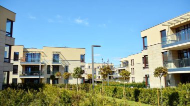 Varşova, Polonya. 27 Nisan 2020. Mokotow bölgesinde, güneşli bir günde mavi gökyüzü olan modern bir apartman. Modern bir apartman cephesi.