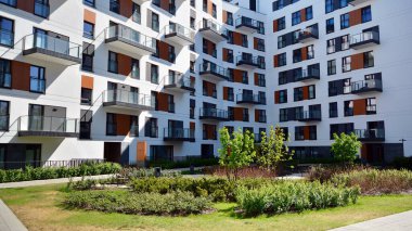 Varşova, Polonya. 27 Nisan 2020. Mokotow bölgesinde, güneşli bir günde mavi gökyüzü olan modern bir apartman. Modern bir apartman cephesi.