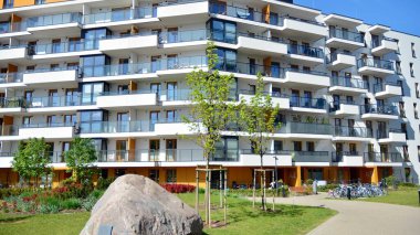 Varşova, Polonya. 27 Nisan 2020. Mokotow bölgesinde, güneşli bir günde mavi gökyüzü olan modern bir apartman. Modern bir apartman cephesi.