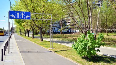 Varşova, Polonya. 27 Nisan 2020. Mokotw bölgesinde bisiklet yolu.  