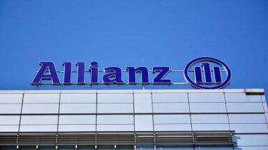 Varşova, Polonya. 27 Nisan 2020. Alianz 'ı imzala. Şirket tabelası Alianz. 