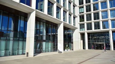 Varşova, Polonya. 27 Nisan 2020. Mokotow bölgesindeki modern ofis binasının girişinin mimari parçası..