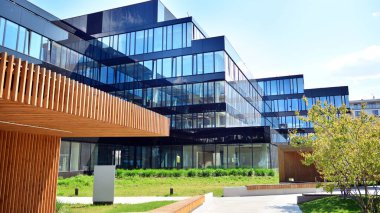 Varşova, Polonya. 28 Nisan 2020. Neopark, Mokotow 'un stratejik olarak konumlandırılmış iş merkezinde geliştirilen modern, şık ve yenilikçi bir ofis parkı..