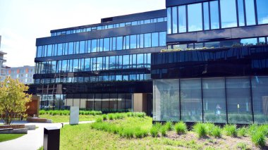 Varşova, Polonya. 28 Nisan 2020. Neopark, Mokotow 'un stratejik olarak konumlandırılmış iş merkezinde geliştirilen modern, şık ve yenilikçi bir ofis parkı..