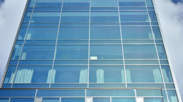 Fenêtres Bureaux Modernes Avec Lignes Verticales Réflexion Bâtiment Reflétant Ciel — Photo