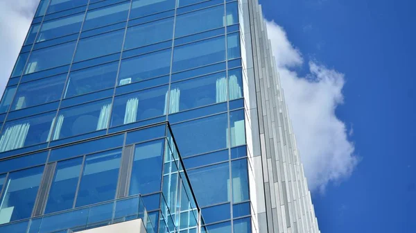 Modern Office Building Windows Vertical Lines Reflection Building Reflecting Sky — Stock Photo, Image