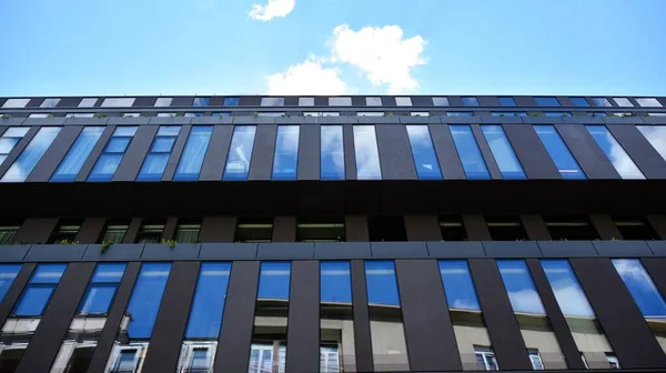 Modernas Ventanas Edificios Oficinas Con Líneas Verticales Reflexión Construyendo Reflejando — Foto de Stock