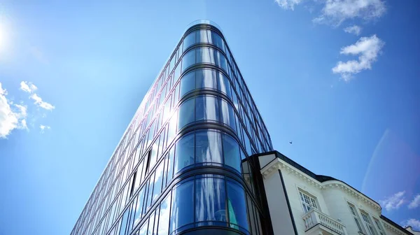 Dikey çizgileri ve yansıması olan modern ofis pencereleri. Gökyüzünü bulutlarla yansıtıyor ve gerçeküstü bir manzara yaratıyor..