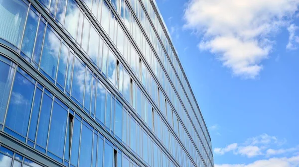 Modernas Ventanas Edificios Oficinas Con Líneas Verticales Reflexión Construyendo Reflejando — Foto de Stock