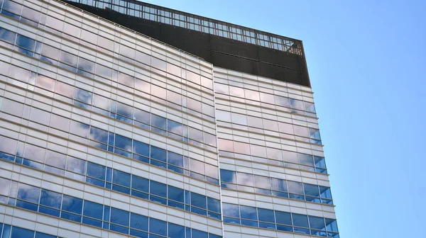 Fenêtres Bureaux Modernes Avec Lignes Verticales Réflexion Bâtiment Reflétant Ciel — Photo