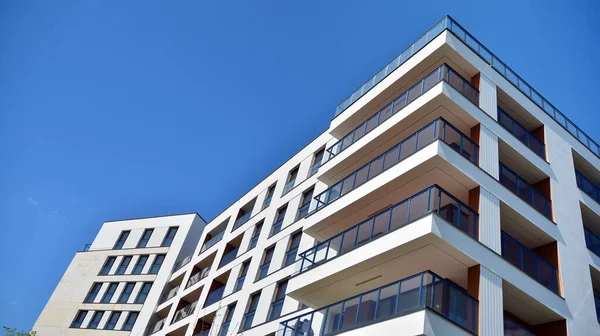 Edificio Residencial Fondo Del Cielo Fachada Una Moderna Construcción Viviendas —  Fotos de Stock