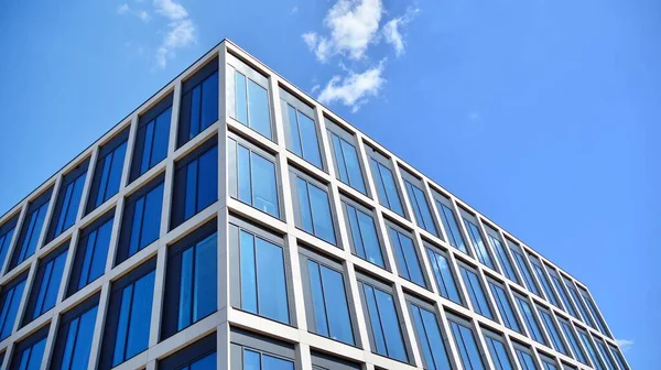 Fenêtres Bureaux Modernes Avec Lignes Verticales Réflexion Bâtiment Reflétant Ciel — Photo