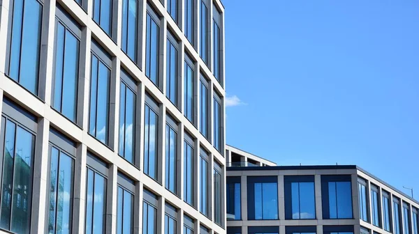 Modernas Ventanas Edificios Oficinas Con Líneas Verticales Reflexión Construyendo Reflejando — Foto de Stock