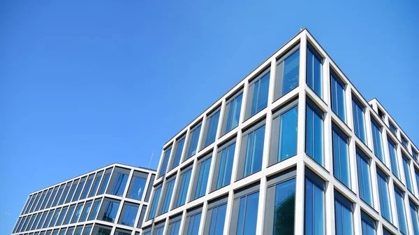 Moderne Bürogebäude Fenster Mit Vertikalen Linien Und Reflexion Gebäude Das — Stockfoto
