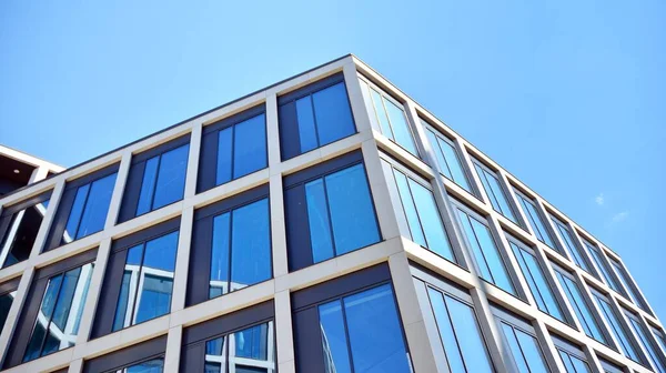 Modernas Ventanas Edificios Oficinas Con Líneas Verticales Reflexión Construyendo Reflejando — Foto de Stock