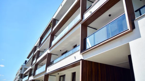 Gökyüzü arka planındaki konut binası. Balkonlu modern bir konut inşaatı cephesi.