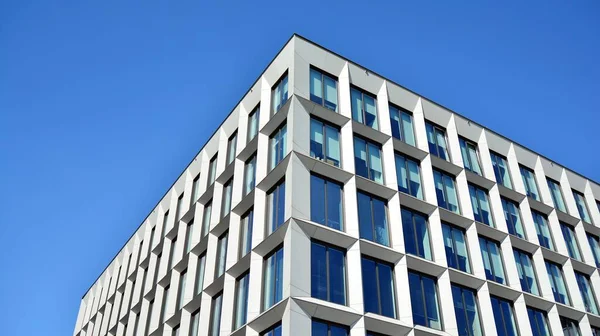Moderna Kontorsbyggnads Fönster Med Vertikala Linjer Och Reflektion Bygga Reflektera — Stockfoto