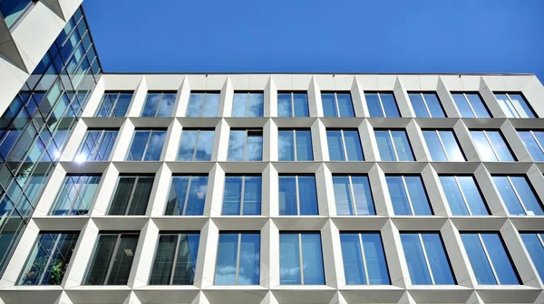 Fenêtres Bureaux Modernes Avec Lignes Verticales Réflexion Bâtiment Reflétant Ciel — Photo