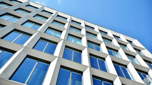 Moderní Kancelářská Okna Vertikálními Liniemi Odrazem Budova Odrážející Oblohu Mraky — Stock fotografie