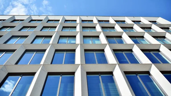 Modernas Ventanas Edificios Oficinas Con Líneas Verticales Reflexión Construyendo Reflejando — Foto de Stock