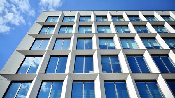 Moderní Kancelářská Okna Vertikálními Liniemi Odrazem Budova Odrážející Oblohu Mraky — Stock fotografie