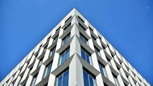 Janelas Escritórios Modernas Com Linhas Verticais Reflexão Construindo Refletindo Céu — Fotografia de Stock