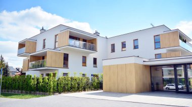 Varşova, Polonya. 30 Nisan 2020. Güneşli bir günde, Bielany bölgesindeki modern apartmanda mavi gökyüzü. Modern bir apartman cephesi.