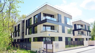 Varşova, Polonya. 30 Nisan 2020. Güneşli bir günde, Bielany bölgesindeki modern apartmanda mavi gökyüzü. Modern bir apartman cephesi.