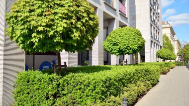 Varşova, Polonya. 30 Nisan 2020. Güneşli bir günde, Srodmiescie bölgesinde, gökyüzü mavi olan modern bir apartman. Modern bir apartman cephesi.