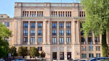 Varşova, Polonya. 30 Nisan 2020. Polonya Hükümeti Maliye Bakanlığı Genel Merkezi 'nin ön manzarası.