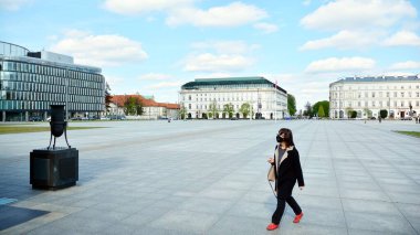 Varşova, Polonya. 30 Nisan 2020. Coronavirus sağlık acil durumu nedeniyle sokaklar ve ana yerler terk edilmiş durumda. Şehir kendini turist ve insanlardan arındırıyor. Koronavirüsü durdurun..