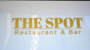Varşova, Polonya. 30 Nisan 2020. The Spot Restoran & Bar 'ı imzala. Şirket tabelası The Spot Restoran & Bar.