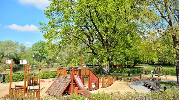 Varşova, Polonya. 30 Nisan 2020. Bielany bölgesindeki parkta bir çocuk parkı.