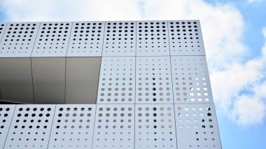 Konut binasındaki modern ön cephe panellerinin bir parçası. Modern bir evin cephesi..