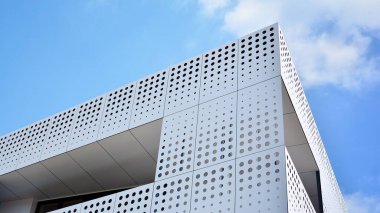 Konut binasındaki modern ön cephe panellerinin bir parçası. Modern bir evin cephesi..