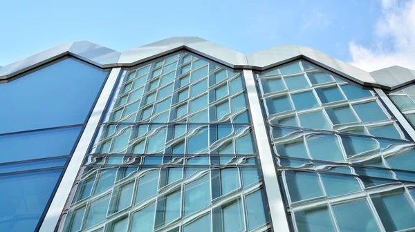구조적 하늘을 반사합니다 단편을 추상화 현대식 초고층 현대식 사무실 건물의 — 스톡 사진