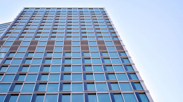结构玻璃墙反射蓝天 摘要现代建筑碎片 现代玻璃摩天大楼 现代写字楼 带有蓝色玻璃的现代办公室立面碎片 — 图库照片