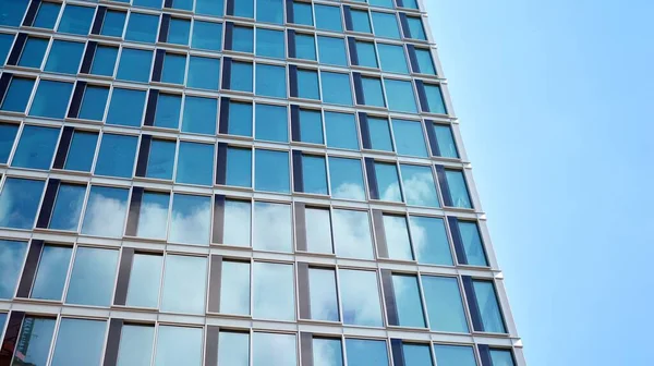 Pared Vidrio Estructural Que Refleja Cielo Azul Fragmento Abstracto Arquitectura — Foto de Stock